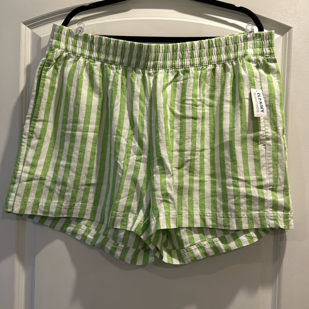 Striped elastic waist shorts